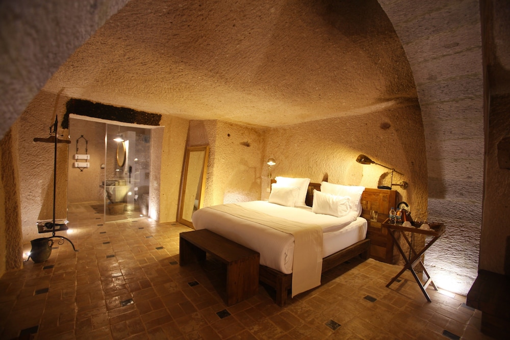 MILLSTONE CAVE SUITES 23/77