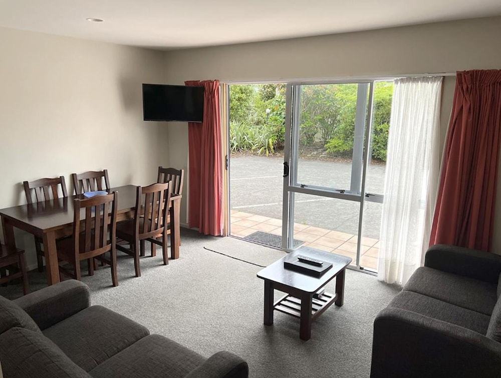 JADE COURT MOTOR LODGE 21/42
