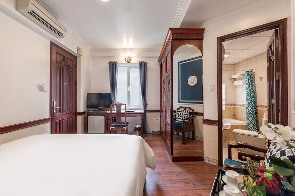 Prince Ii Hotel 12/56