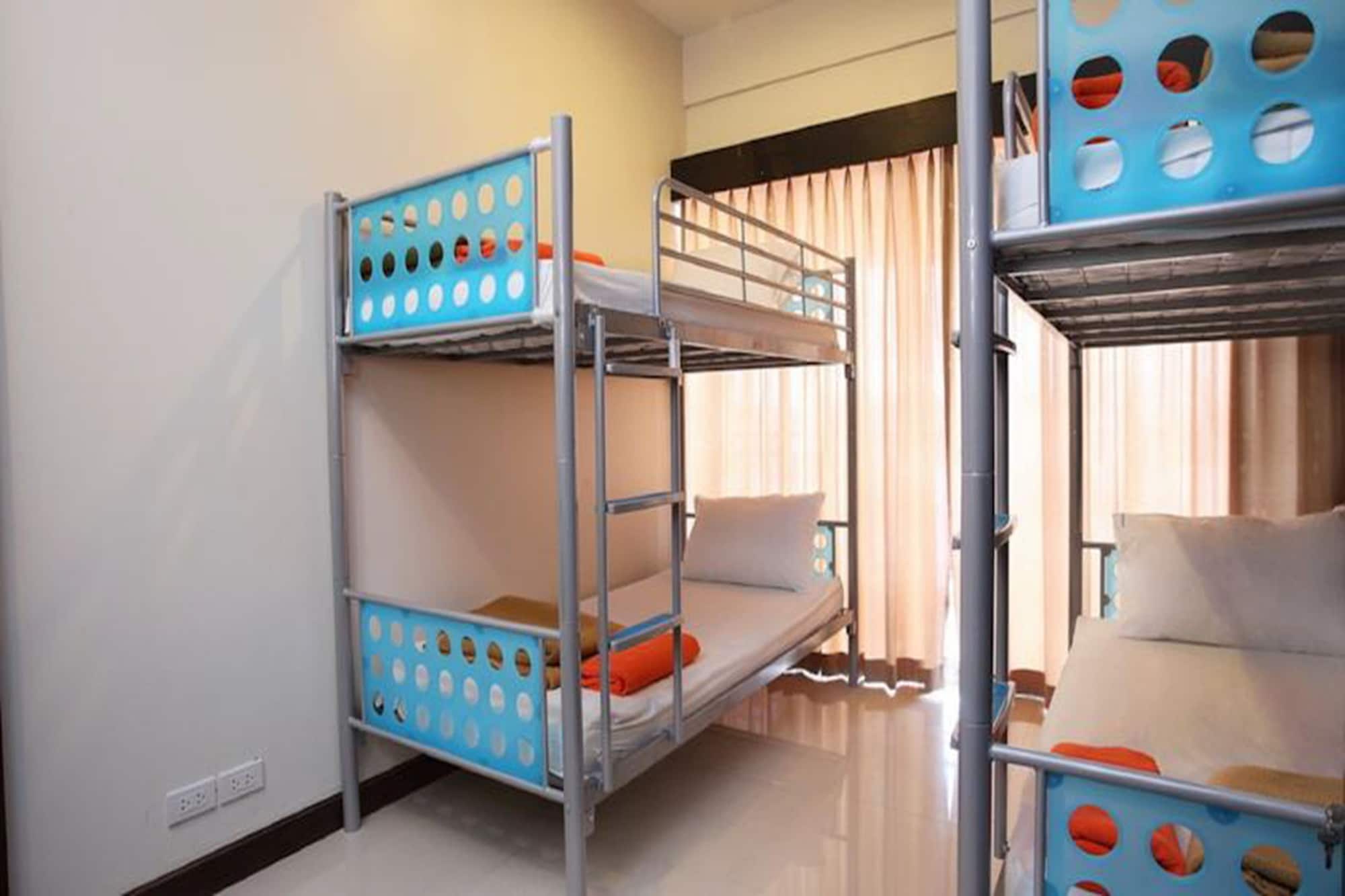 MIXED DORM, 6 BEDS, SHARED BATHROOM