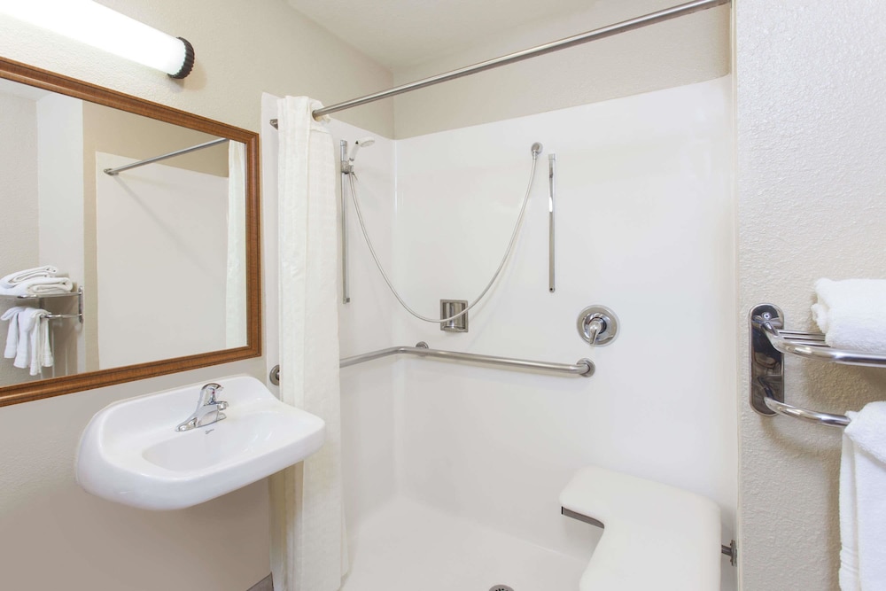 Days Inn by Wyndham Carlsbad 10/45