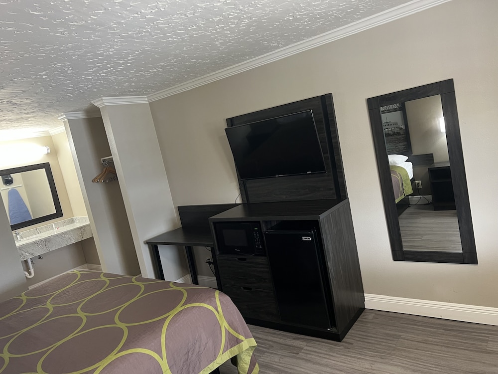 Super 8 by Wyndham Picayune 10/20