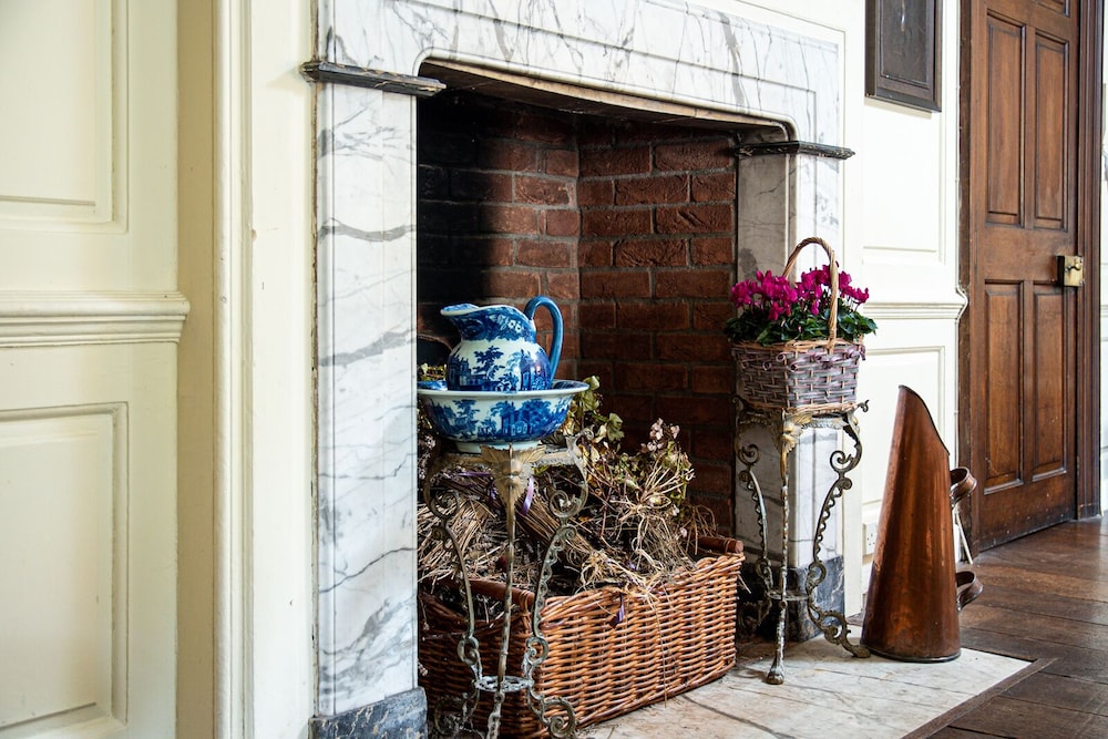 Compton House - Guest House 5/25