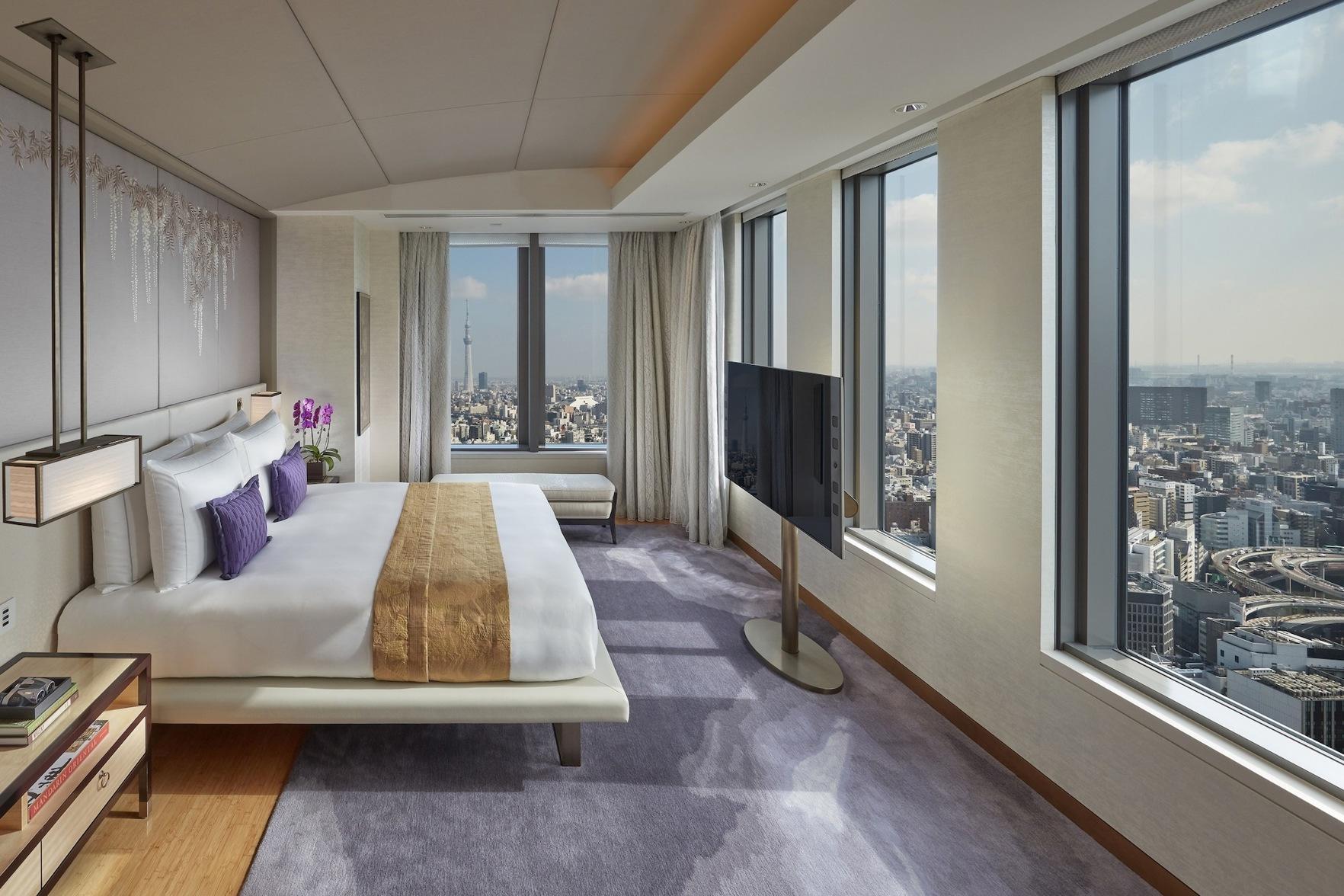 Mandarin, Suite, King Bed, Sofa, Corner