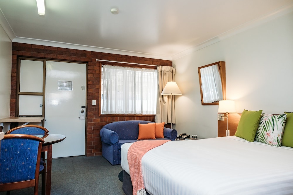 Country Pathfinder Motor Inn 25/47