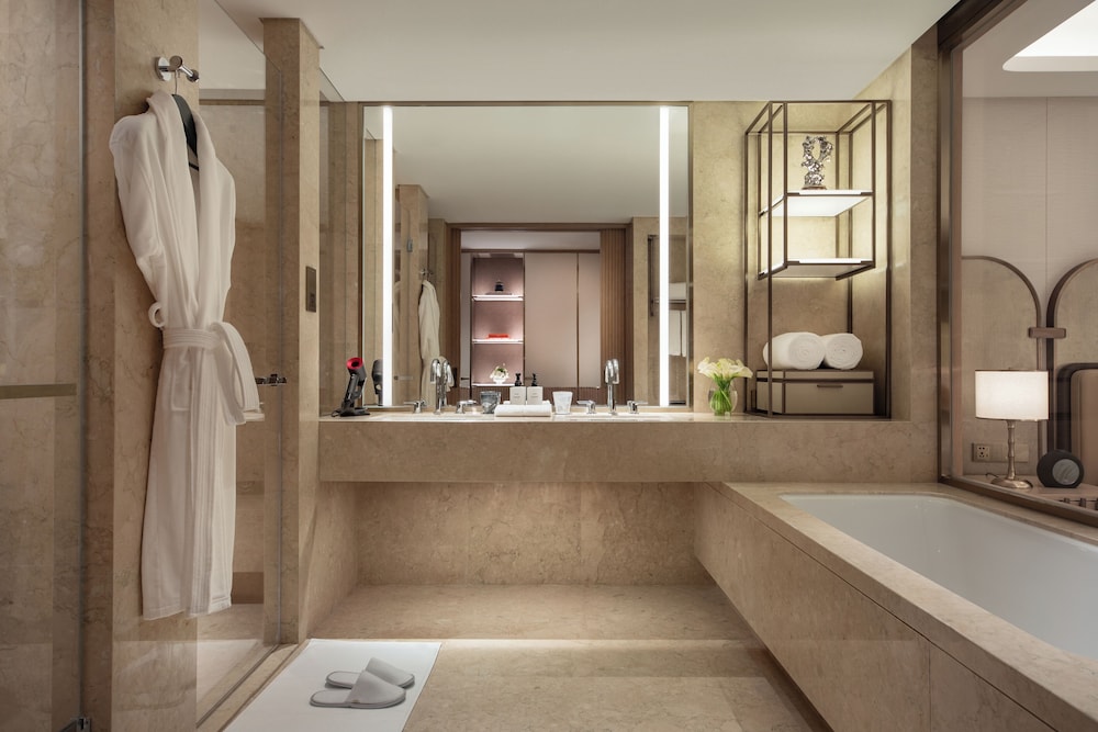 غرفة كلاسيكية بسرير كينج مع دخول صالة النادي، InterContinental Wuxi Taihu New City 6/6