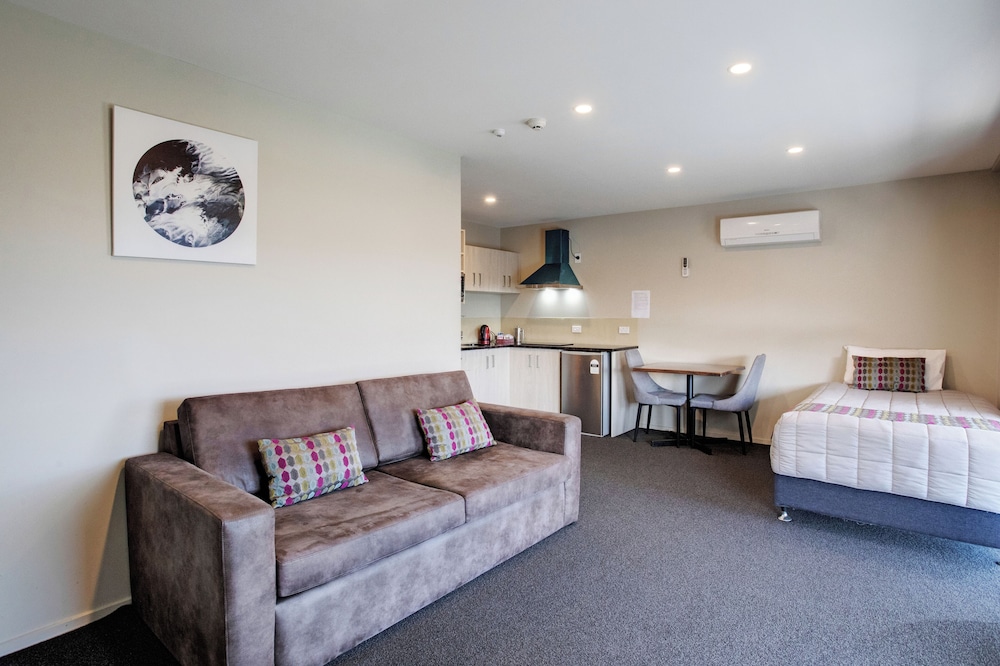 Ellerslie Palms Motel 41/68