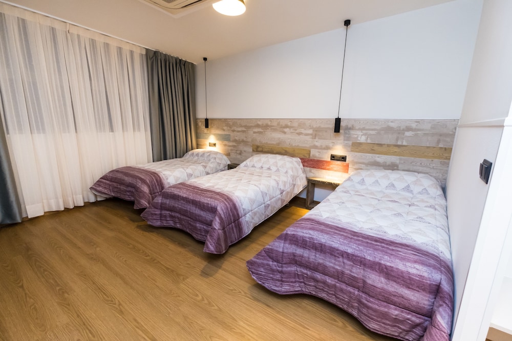 ROOM, TRIPLE, PRIVATE BATHROOM