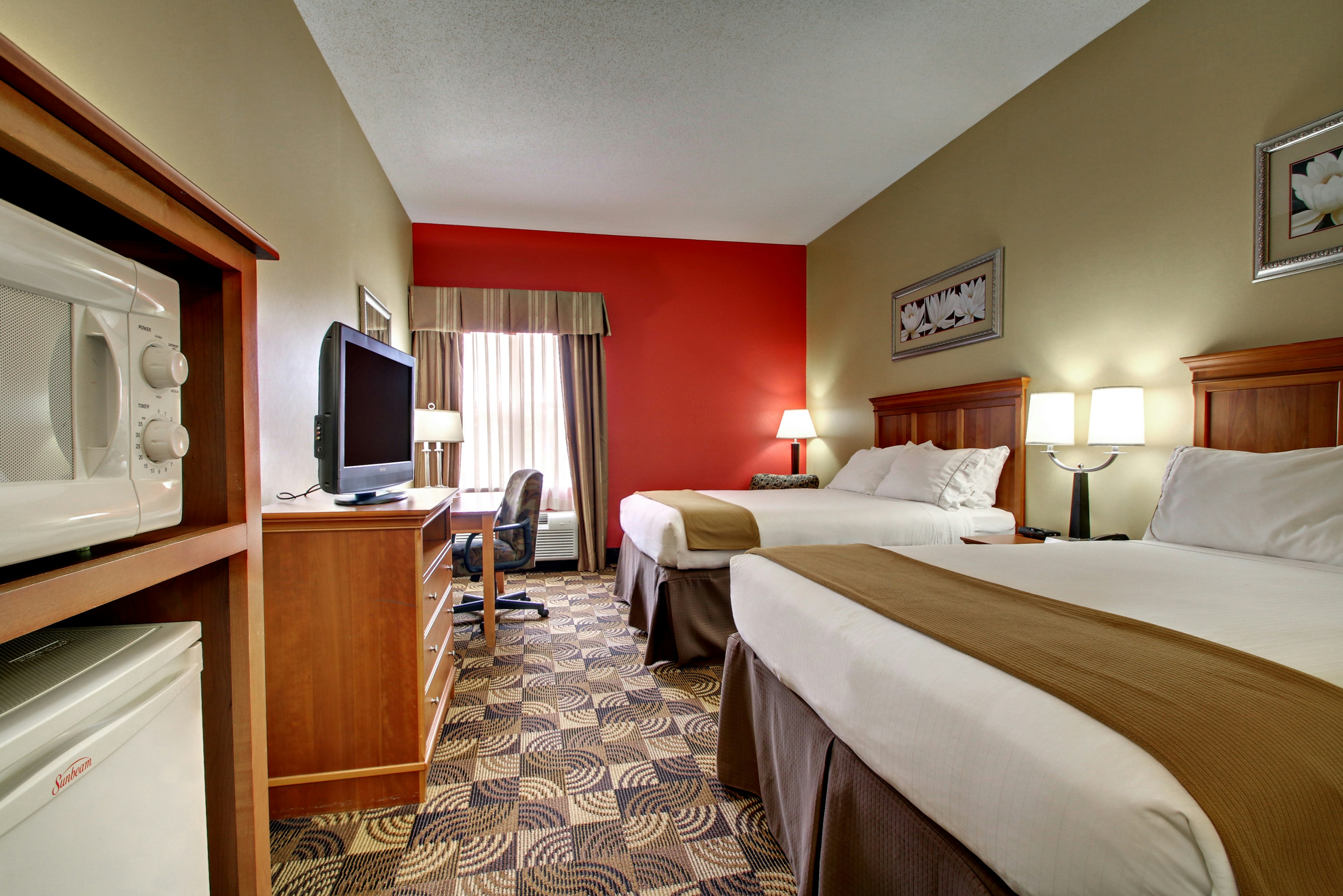 Holiday Inn Express Hurricane Mills Waverly 34/62