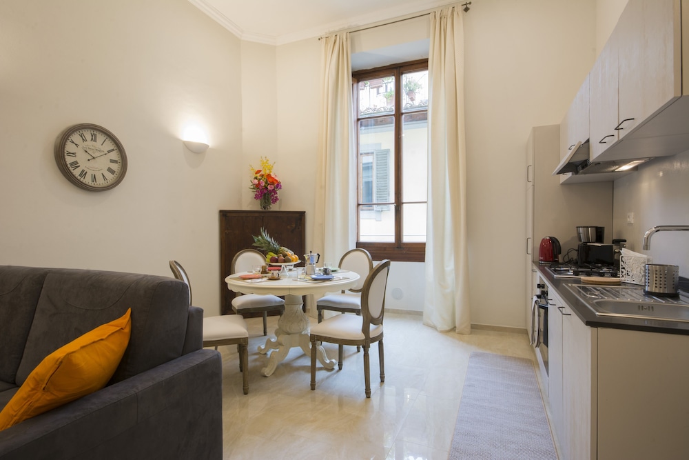 Iris Apartments 16/25