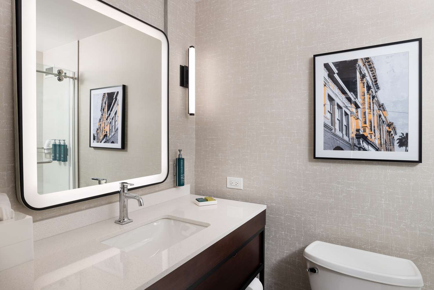غرفة بسرير كينج