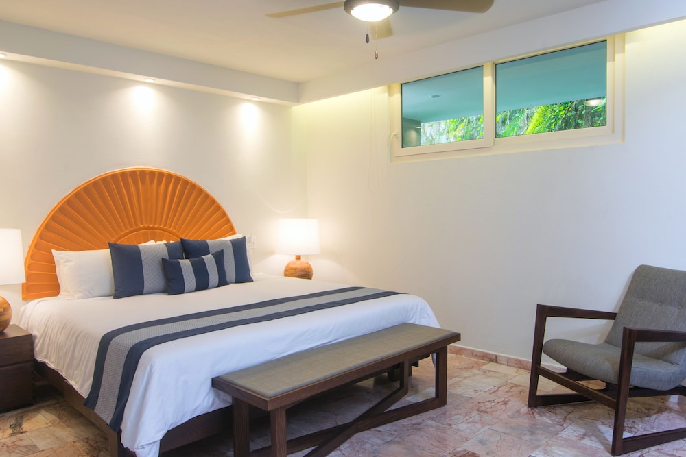 1 Bedroom, Renovated, Suite, King Bed, Ocean Front, Sofa, Terrace