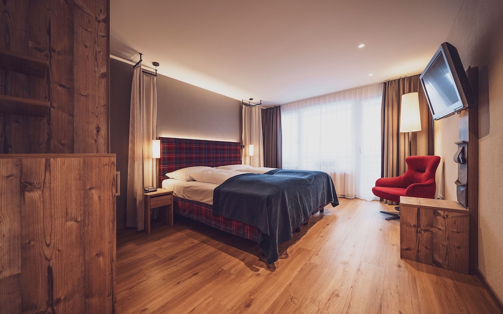 Senior, Suite, Twin Beds