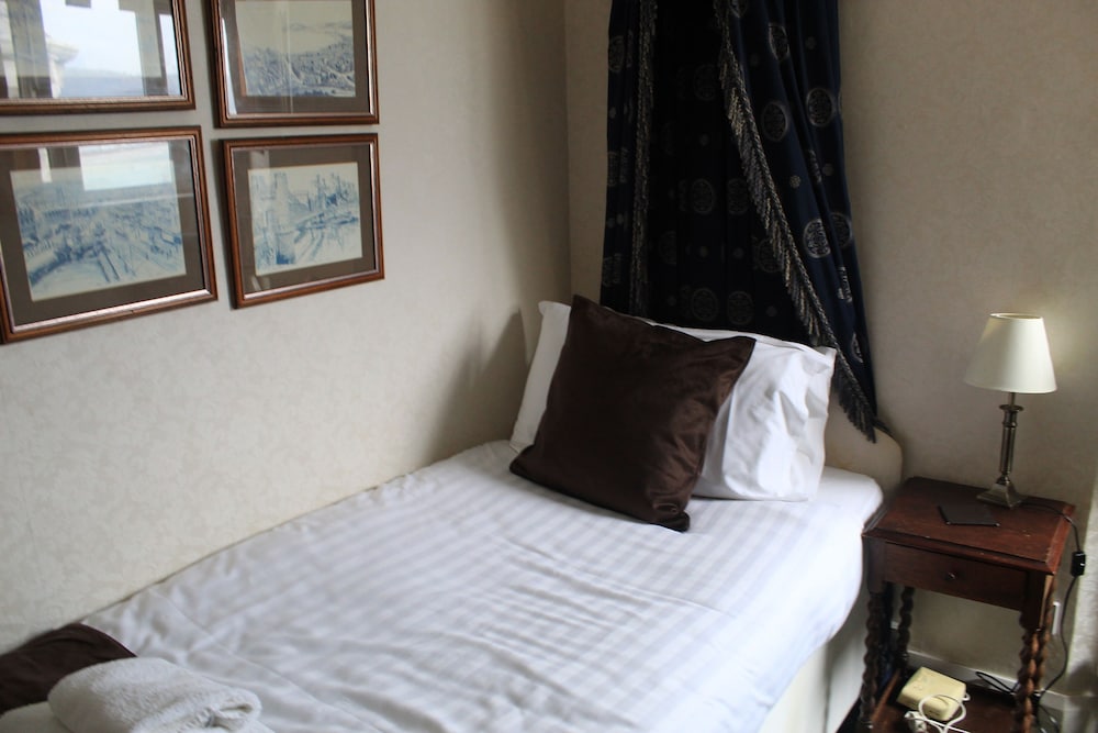 Headlands Hotel 4/33