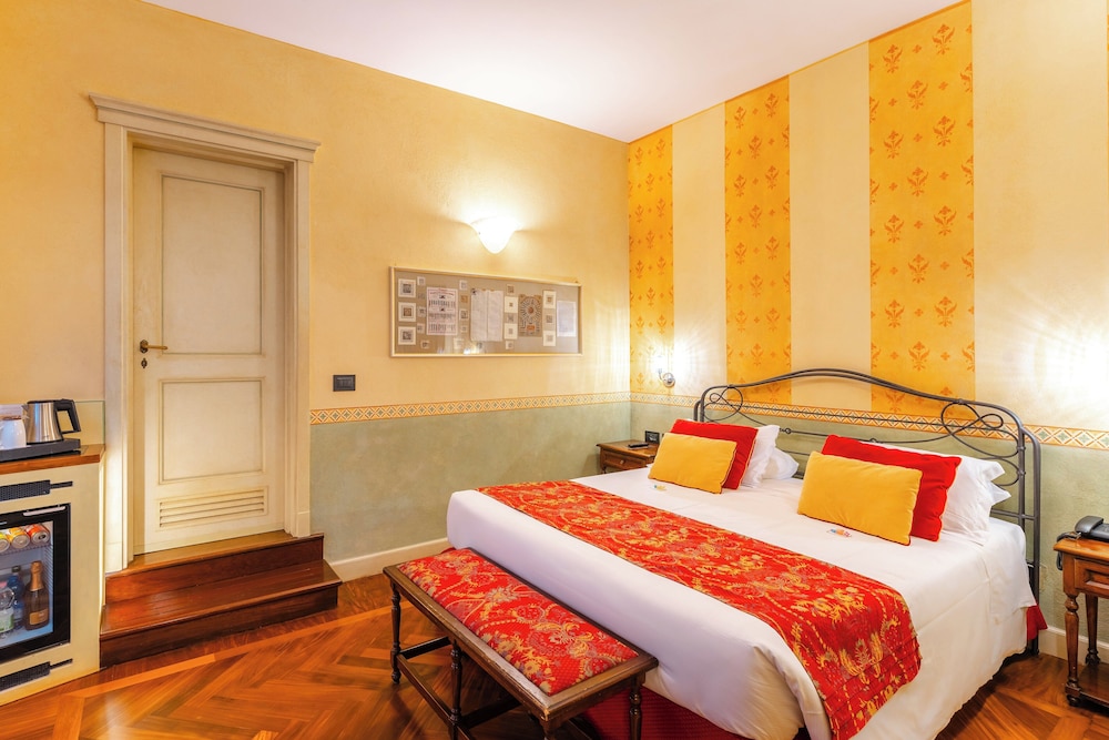 SUITE, QUEEN BED, SOFA