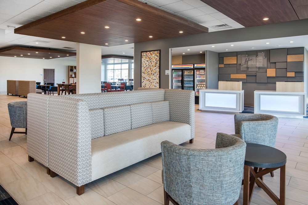 Holiday Inn Express & Suites Ludington 12/46