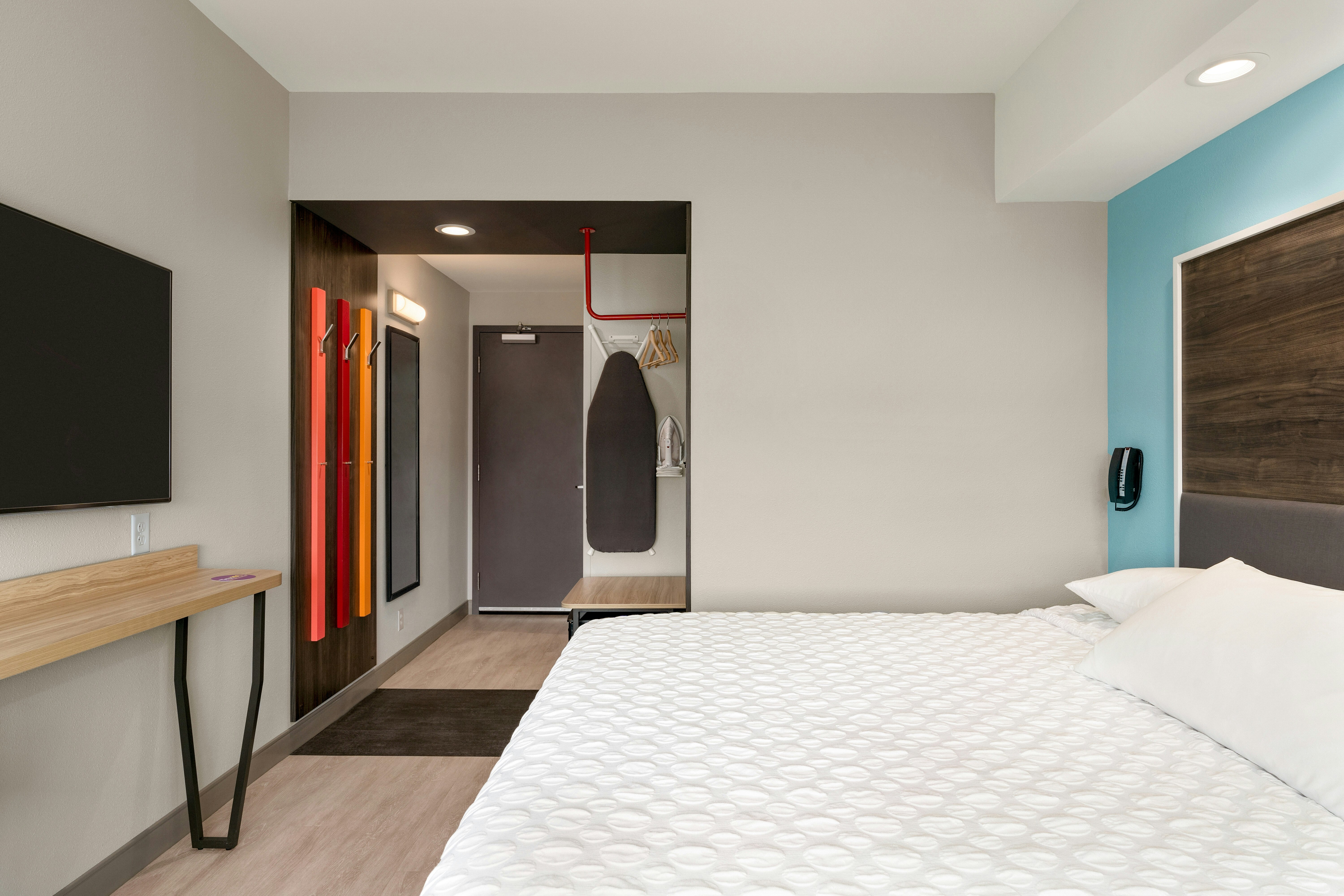 ROOM, KING BED