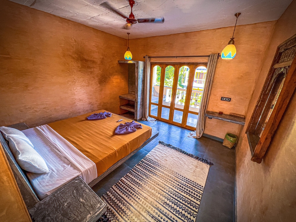 Heritage, Double Bed, Hill Side