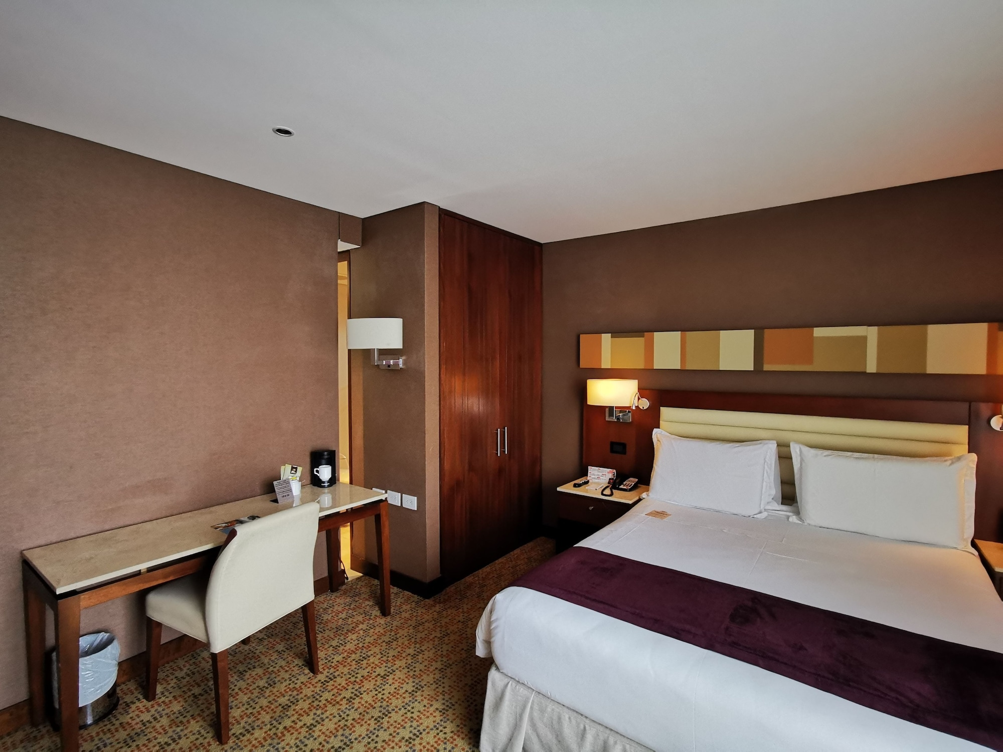 STANDARD, QUEEN BED