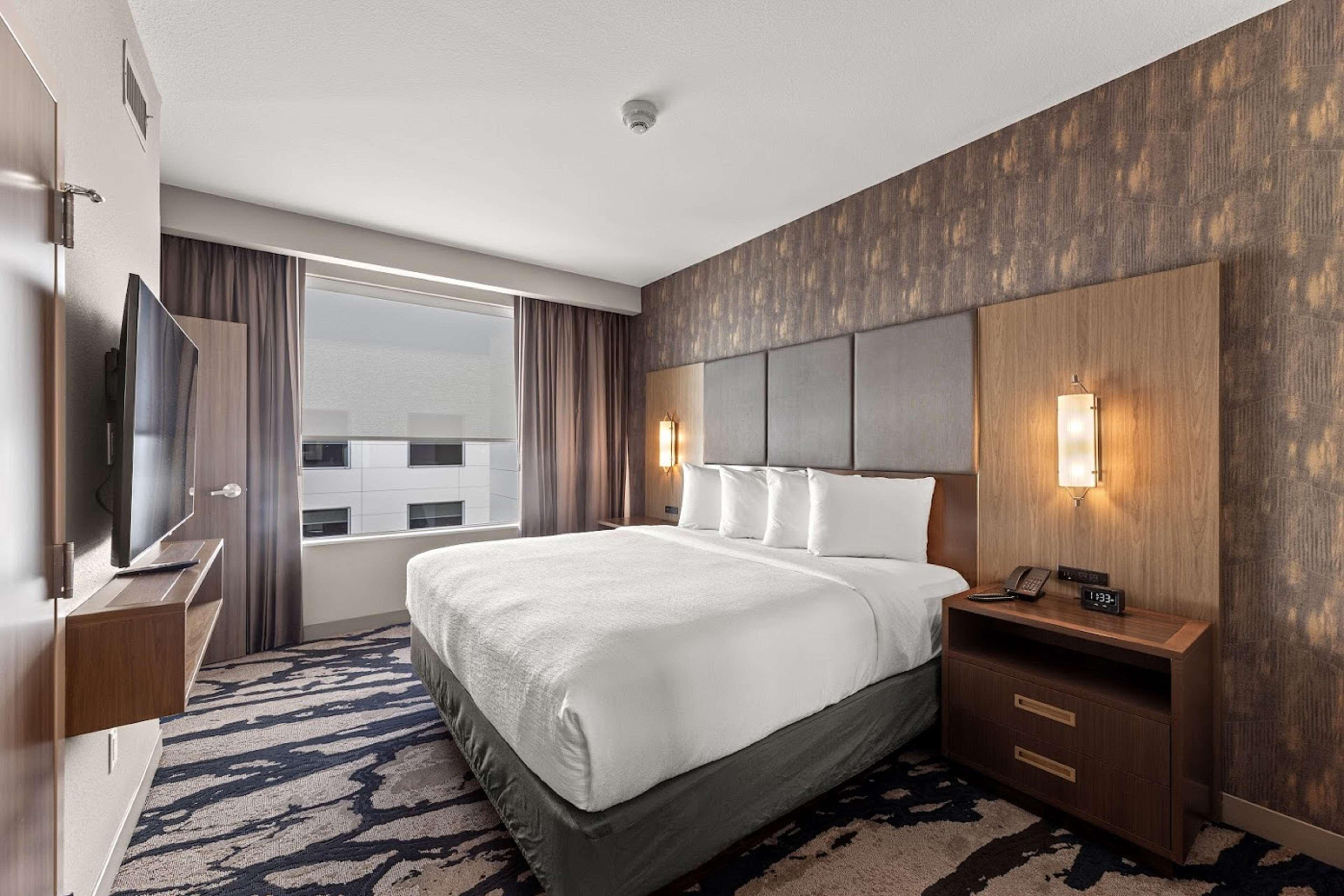 2 ROOMS, SUITE, KING BED, ACCESSIBLE