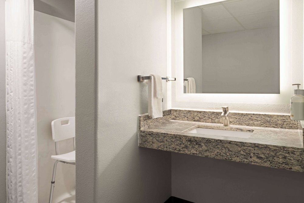 AmericInn by Wyndham Beaver Dam 60/60