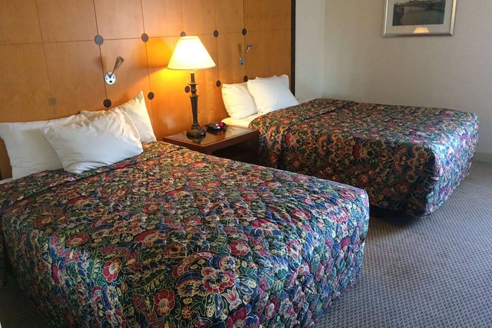 Travelodge by Wyndham Brooklyn Center 28/48