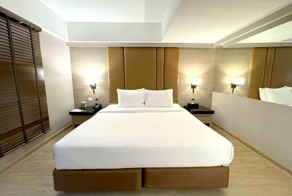 Deluxe, King Bed, No Window