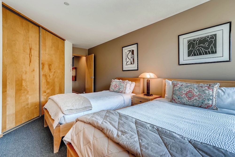 2 BEDROOMS, CONDO, DELUXE