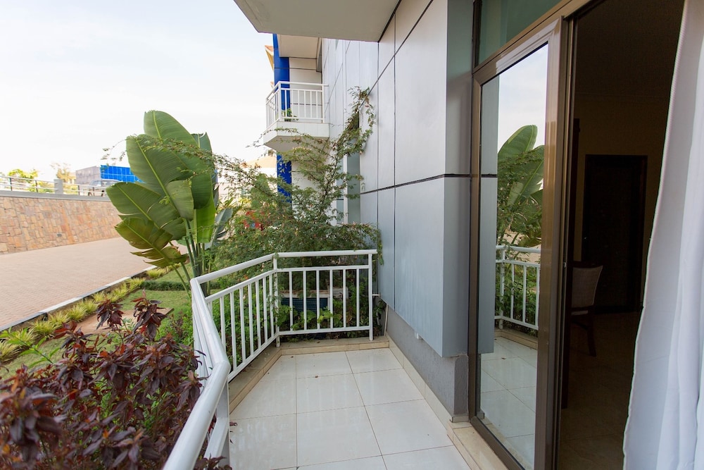 Dove Hotel 3/49