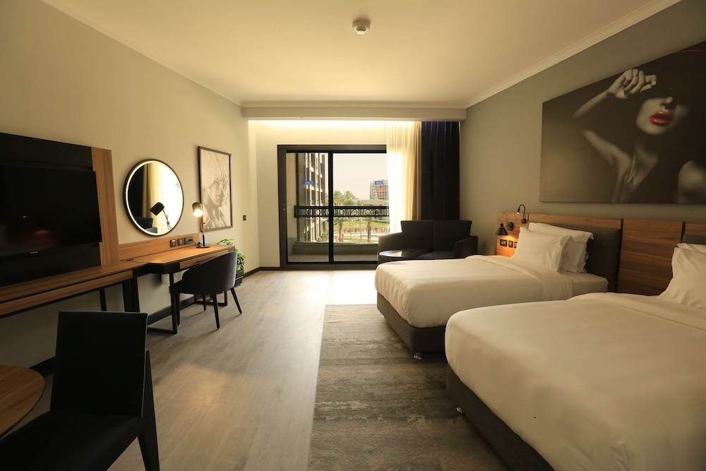 غرفة سوبيريور بإطلالة على المسبح بشرفة، Radisson Blu Alexandria 4/10