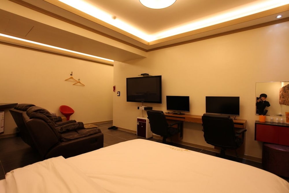 S-Petite Hotel 12/30
