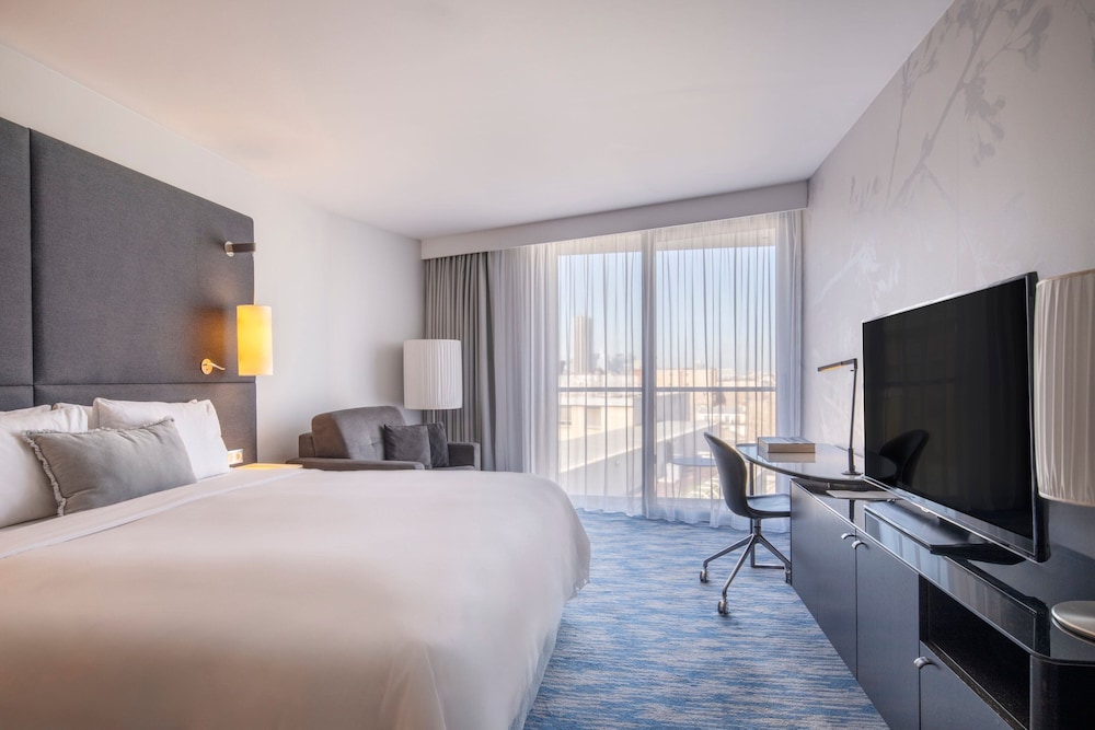 غرفة بريستيج بسرير كينج بشرفة، Renaissance Paris Arc de Triomphe Hotel 5/10