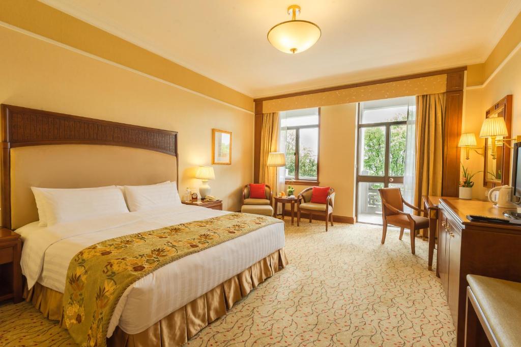 Horizon, King Bed, Hill View