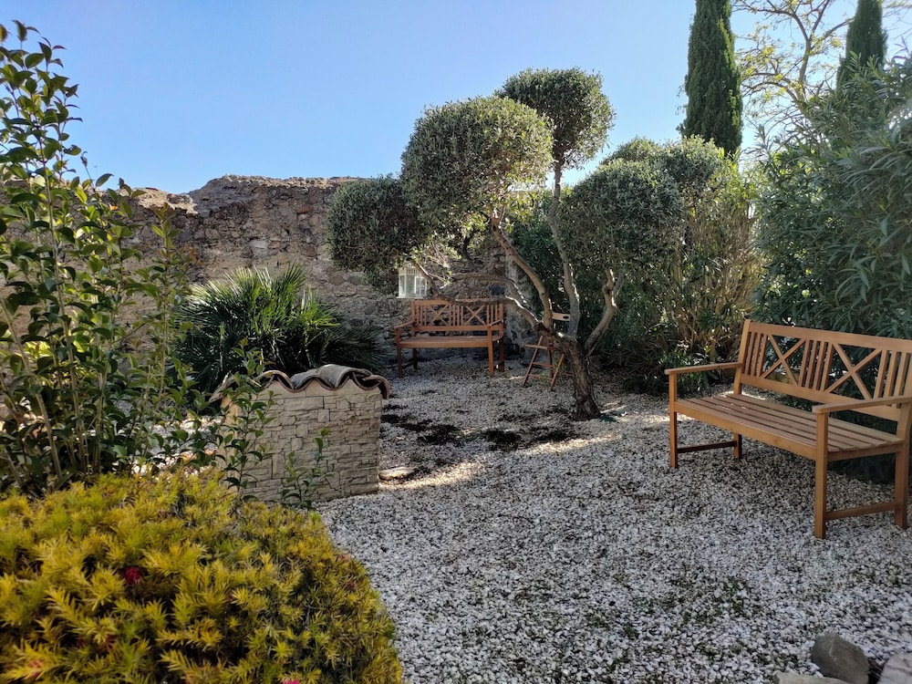 AUBERGE COTE JARDIN 49/56