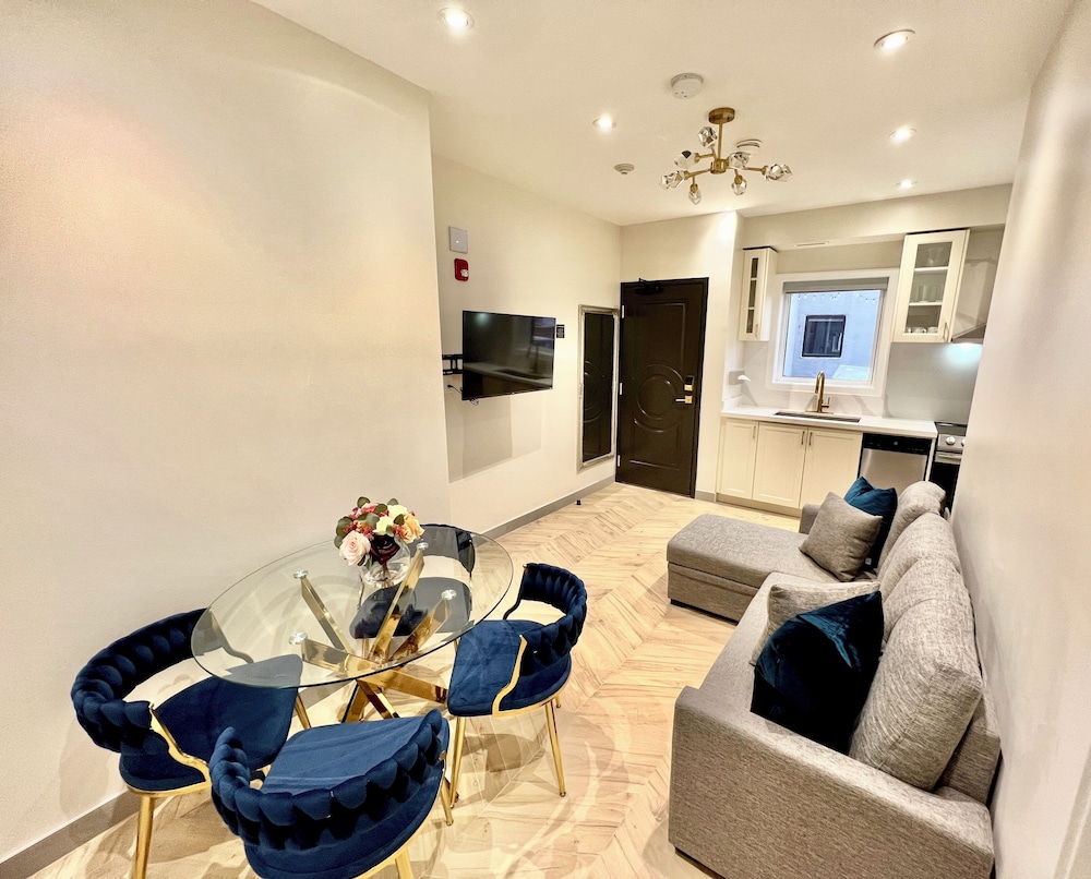 Toronto Rooms And Suites 26/49