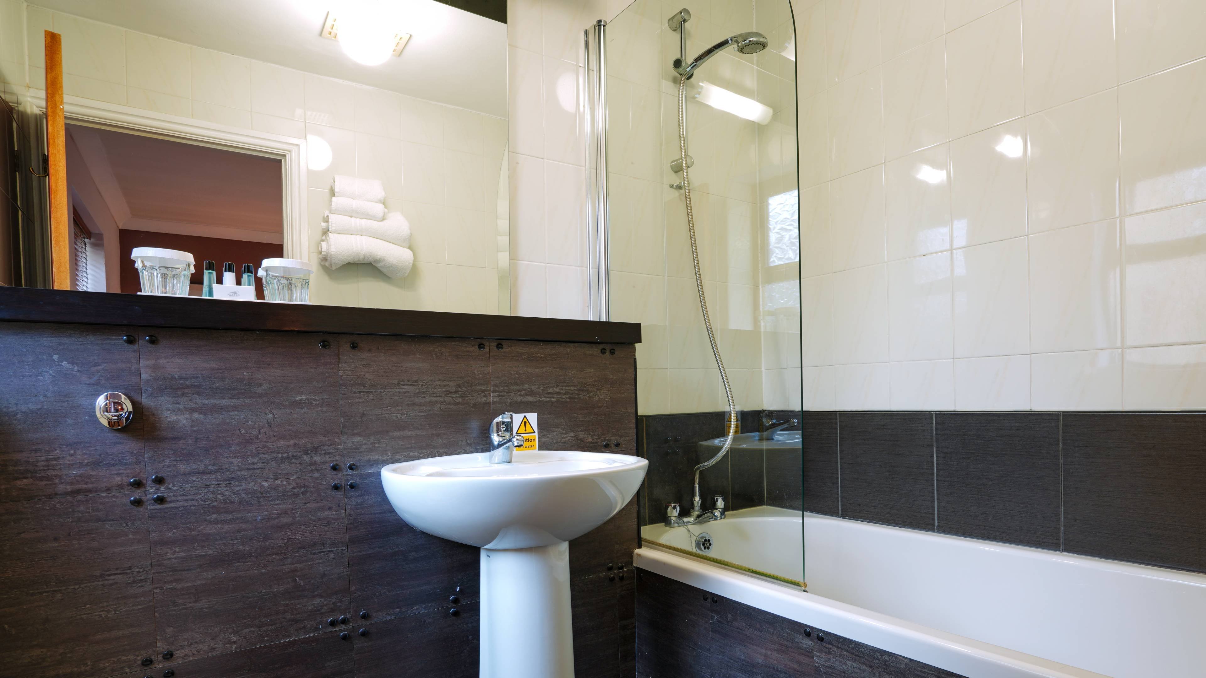 Gomersal Park Hotel 41/49