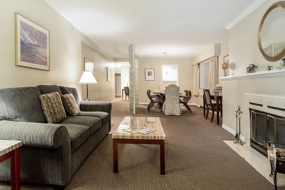 The Rosellen Suites At Stanley Park 40/74