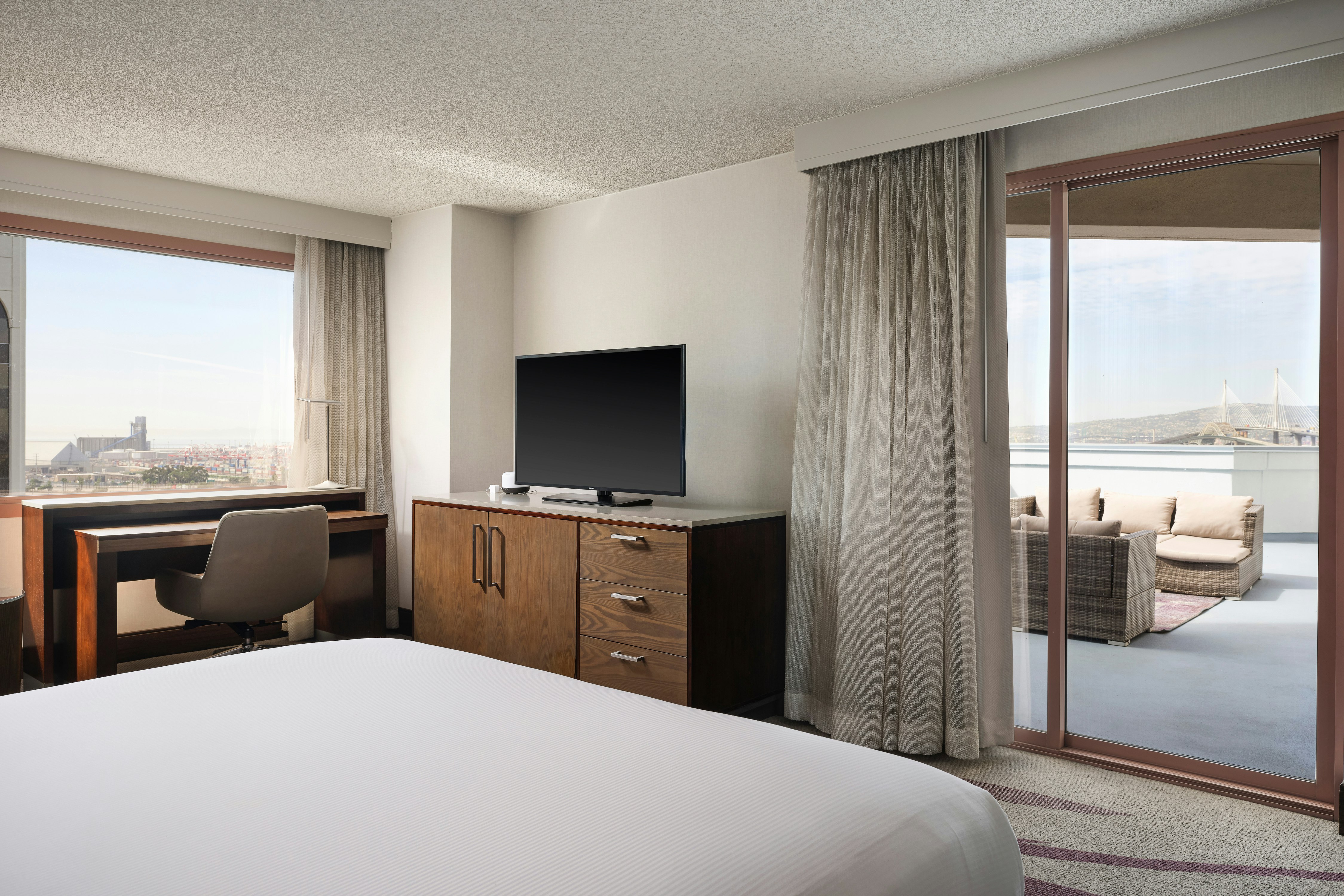Hilton Long Beach 27/85