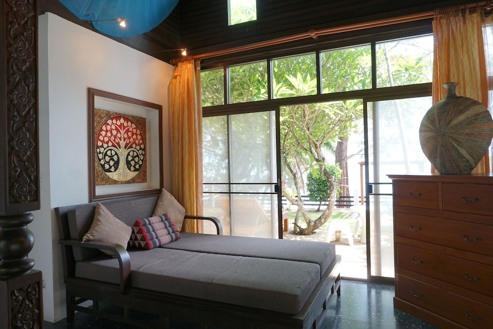 Emerald Sands Beach Villa 12/30