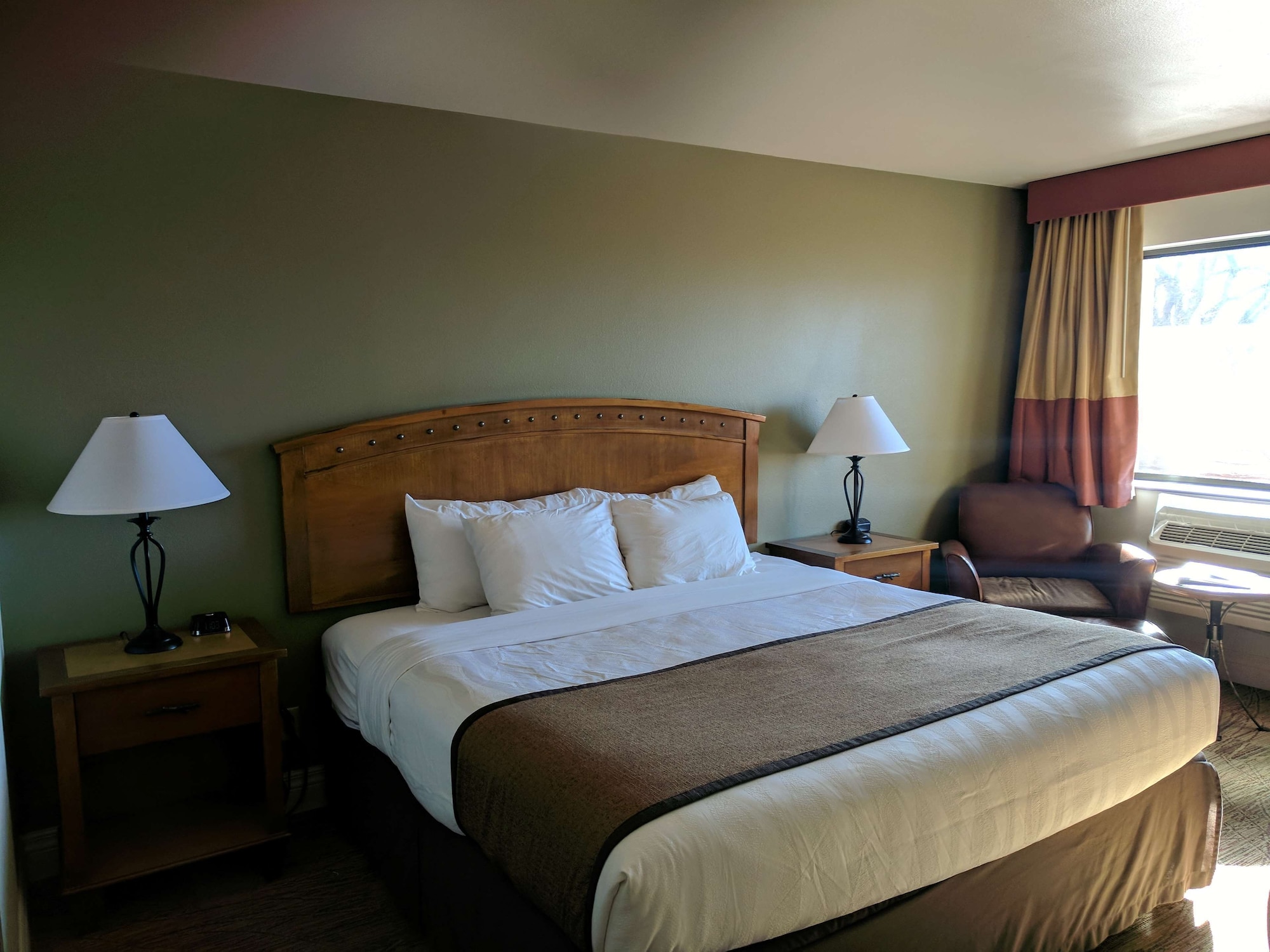 غرفة قياسية بسرير كينج، Best Western Red Hills 4/8