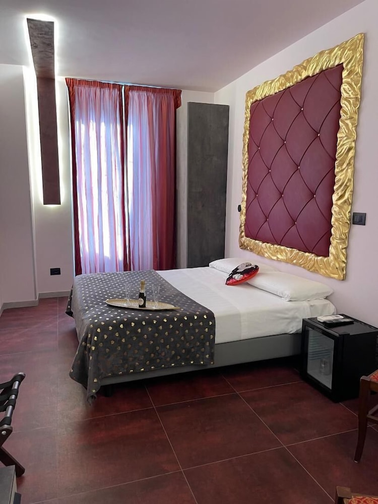 DELUXE, DOUBLE BED, JETTED TUB