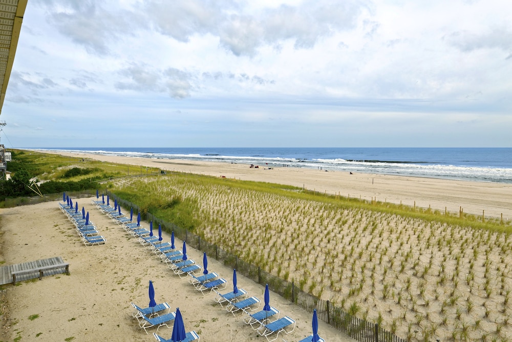 Drifting Sands Oceanfront Hotel 64/70