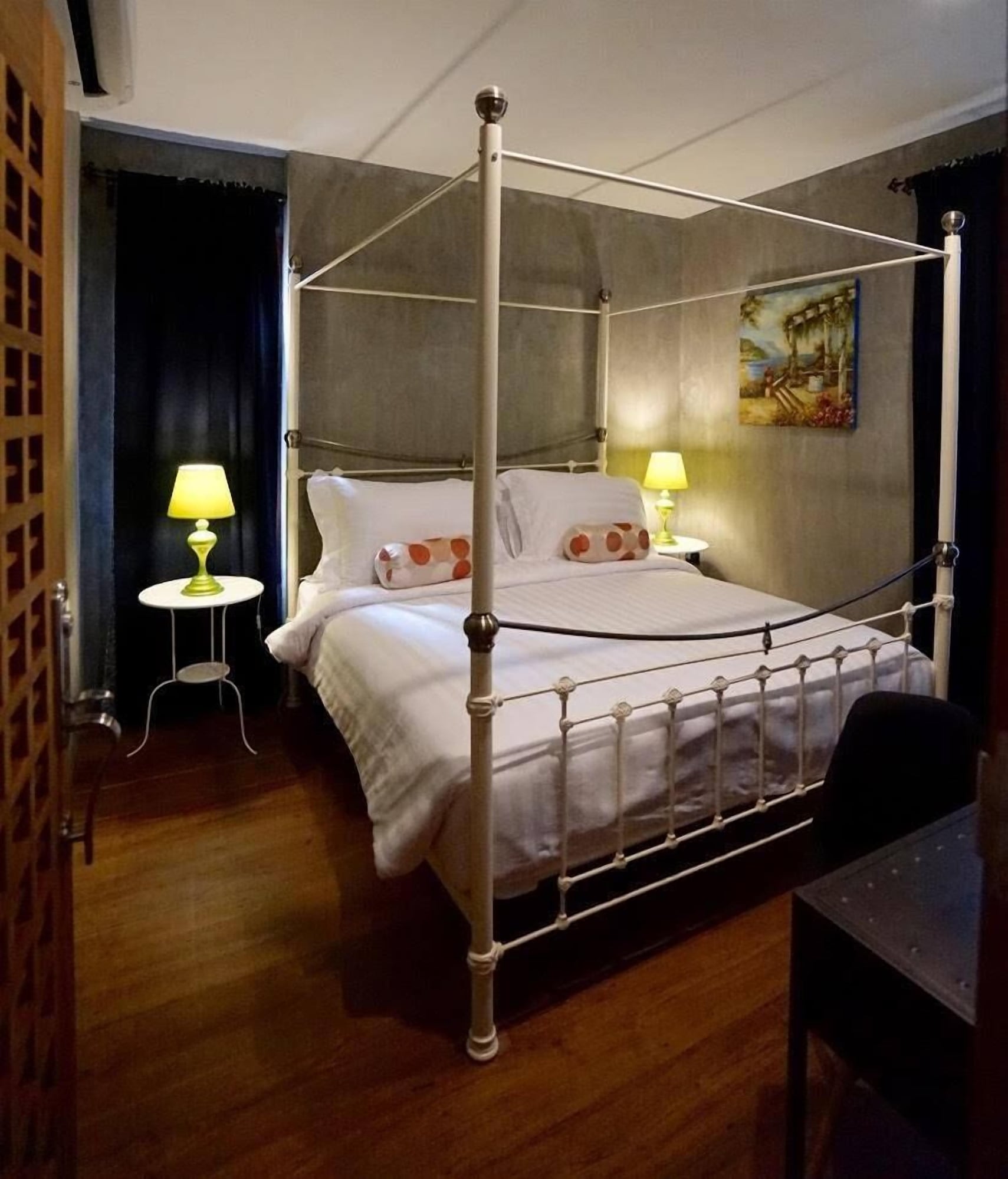 2 Bedrooms, Grand, Suite, King and Twin Beds, Bathtub