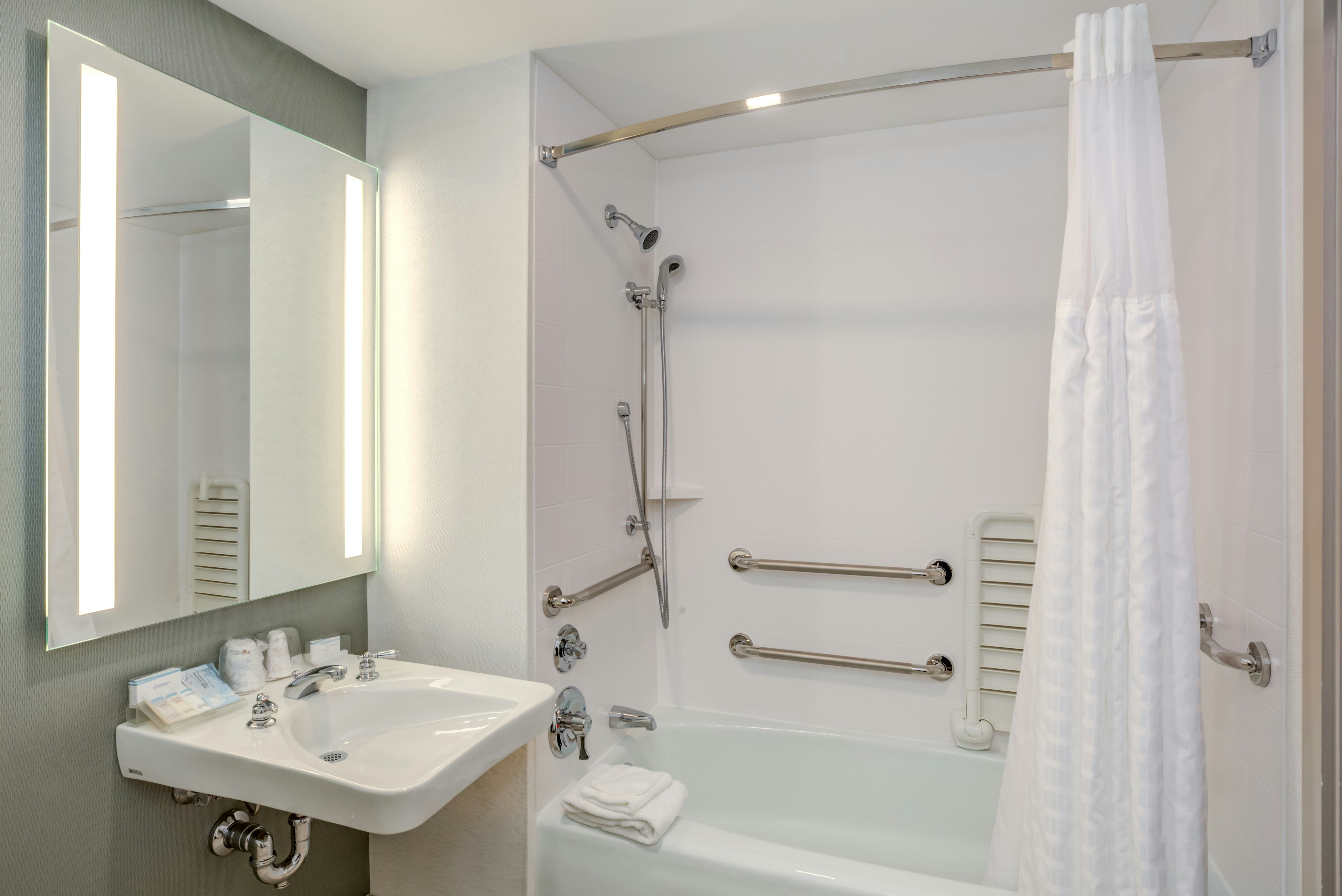 غرفة بسرير كينج بحوض استحمام لذوي الإعاقة، Hilton Garden Inn Boston Waltham 2/3
