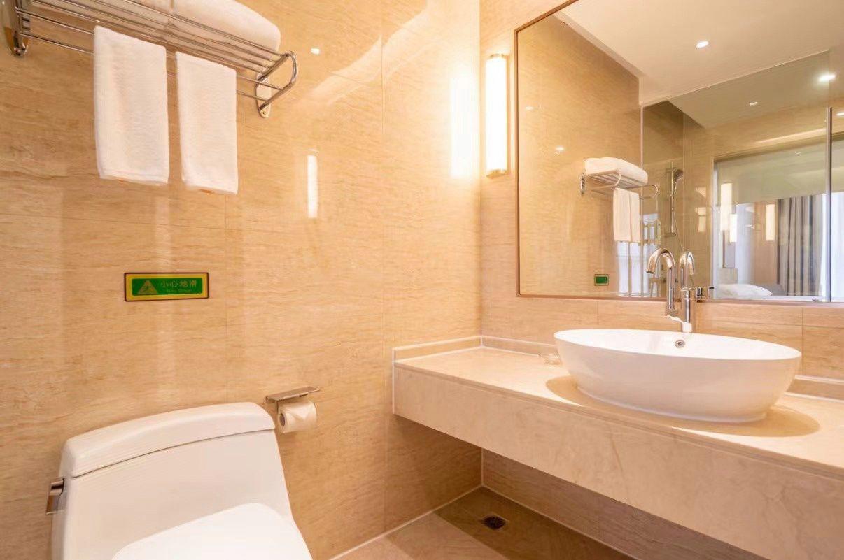 Vienna International Hotel (Jinjiang Airport) 30/34