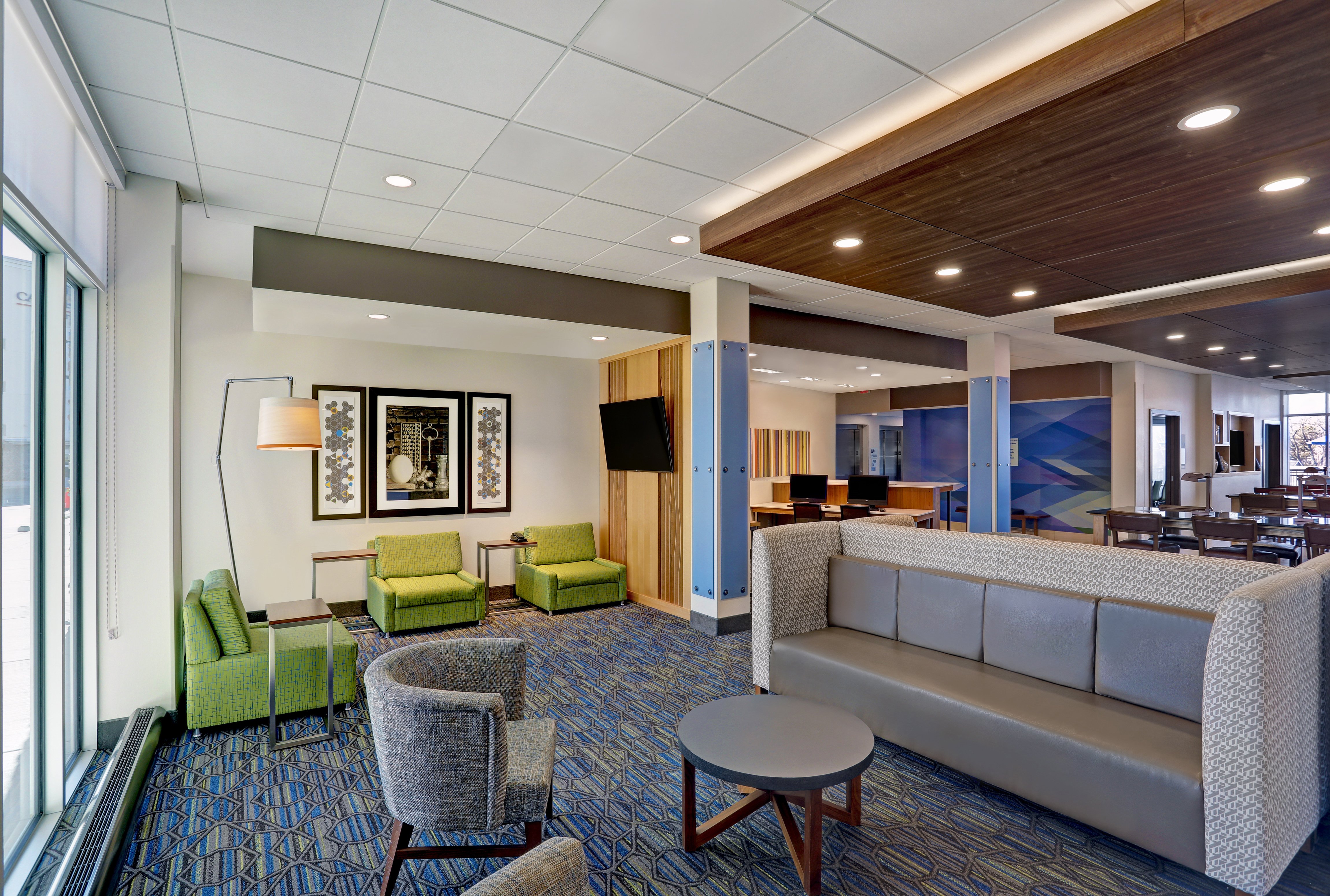 HOLIDAY INN EXPRESS & SUITES LENEXA - OVERLAND PARK AREA 39/54