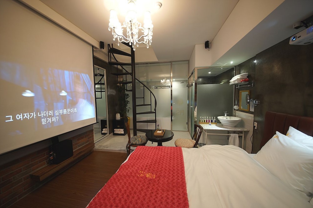 February Hotel Apsan 26/67