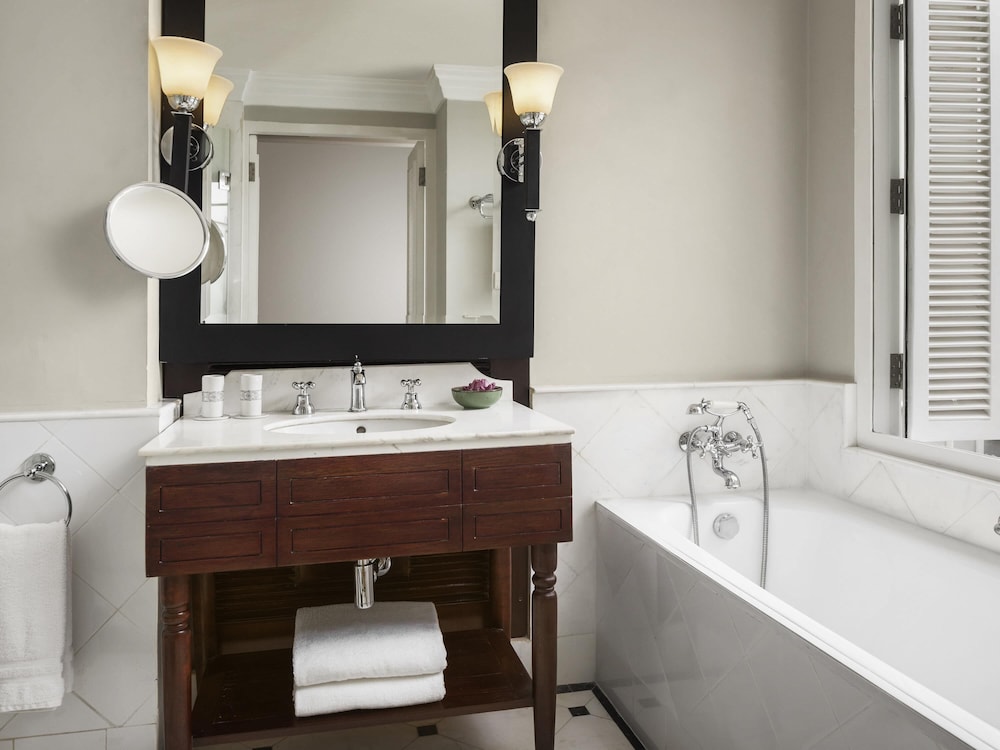 جناح بسرير كينج بشرفة، Raffles Hotel Le Royal 5/5