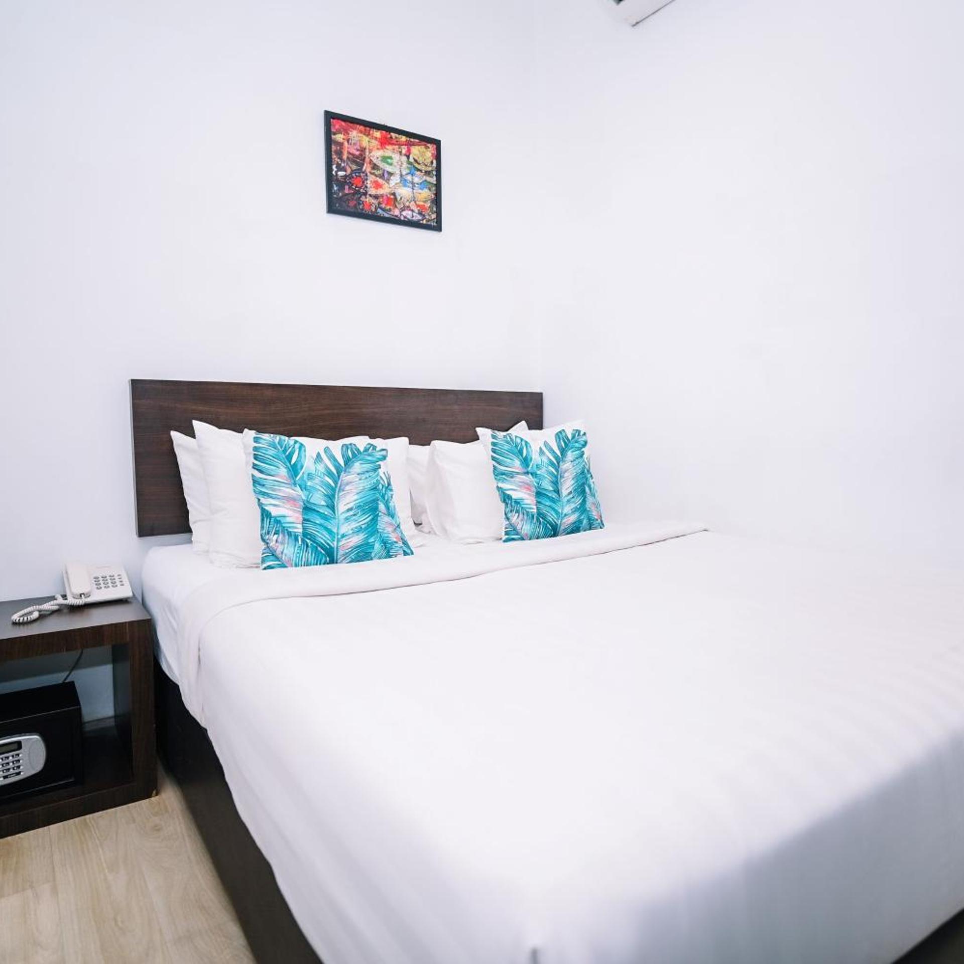 Standard, Queen Bed