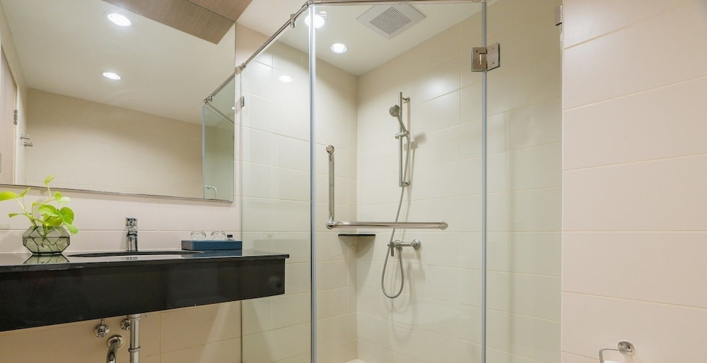 Rattanachol Hotel 50/50